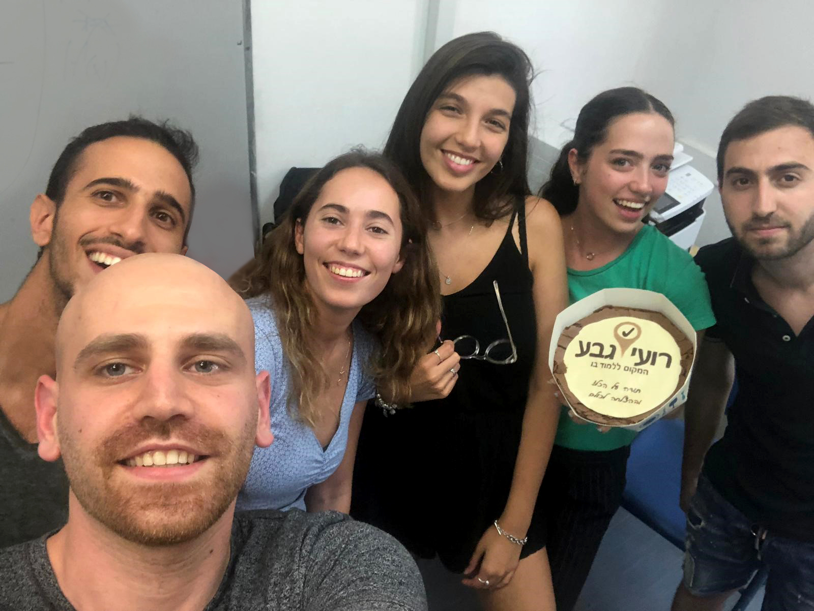 קבוצת תלמידים מחייכים למצלמה בשיעור
