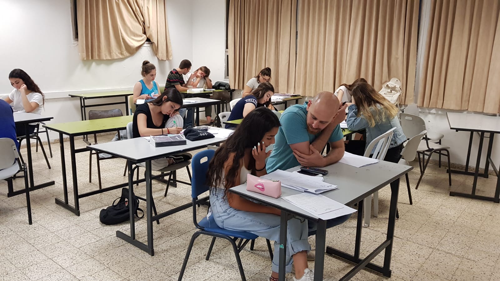 כיתה עם תלמידים לומדים ליד שולחנות