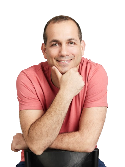 רועי גבע יושב על כיסא ומחייך